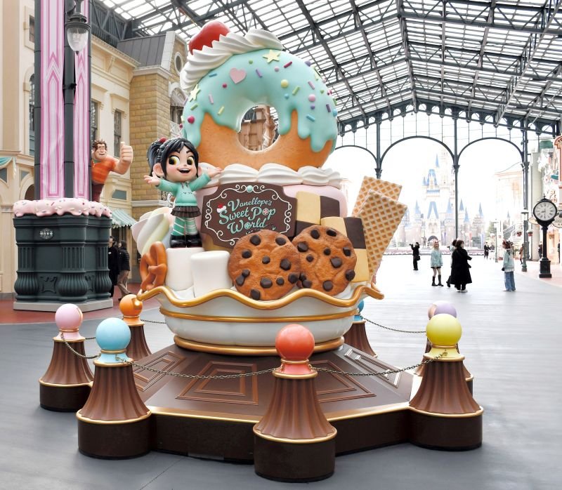 ヴァネロペとカラフルなスイーツがデザインされたフォトロケーションがワールドバザール中央に登場した＝９日、東京ディズニーランド