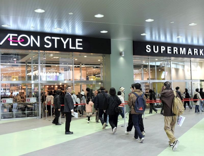 開業初日から多くの買い物客が訪れた「イオンモール津田沼サウス」＝１８日、習志野市