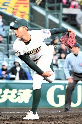 五回途中から好救援した専大松戸・門倉＝２６日、甲子園