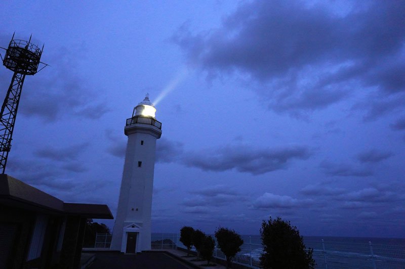 ＬＥＤの灯器に切り替わり、夜の海を照らす勝浦灯台＝３月１３日、勝浦市
