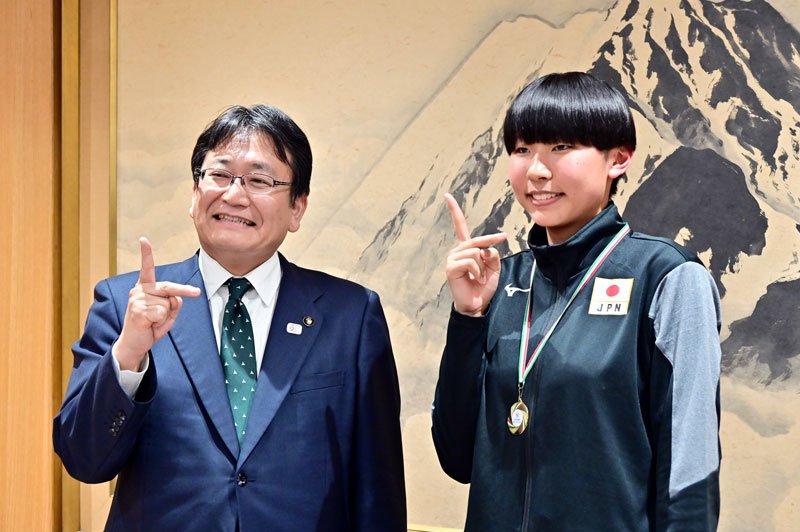 クラブチームでおなじみのポーズを取る南さん（右）＝千葉市役所