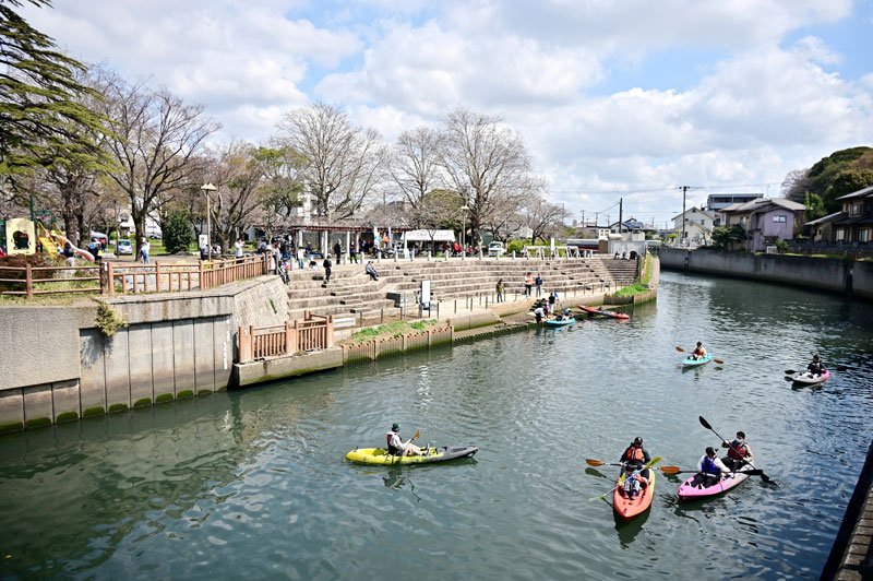 市民らがカヤック体験を楽しんだ＝千葉市中央区