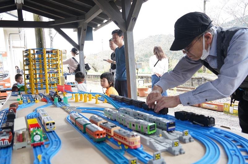 レトロバスで市内満喫　プラレールやライブ演奏も　春の国吉駅まつり　いすみ市