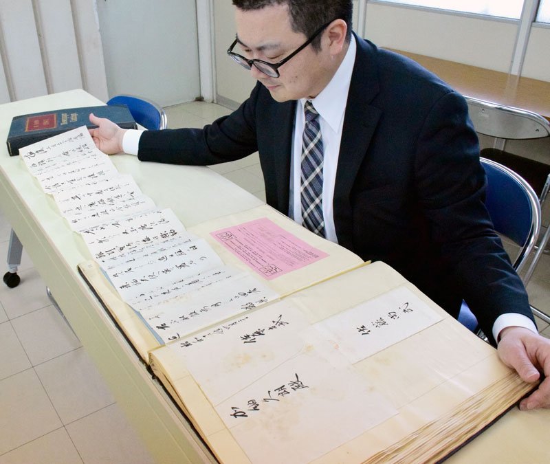 県登録文化財になった加納家史料の一部。久朗宛ての書簡がスクラップブックに貼り付けてある＝一宮町