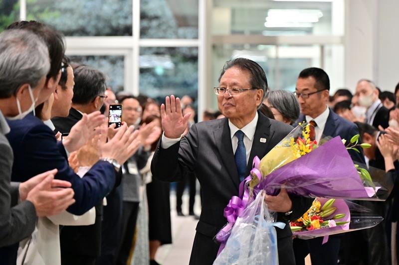 職員らの拍手を受け、見送られる大木氏＝３１日、千葉市役所
