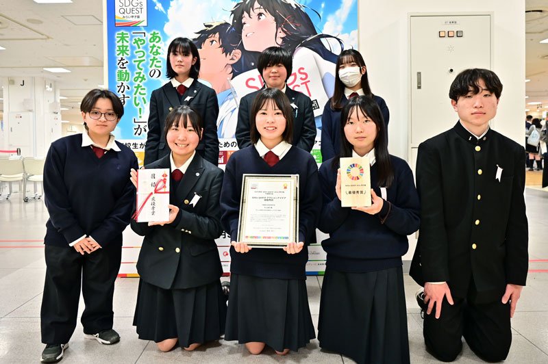 最優秀賞に選ばれた安房高校のチーム＝３月３１日、千葉市中央区
