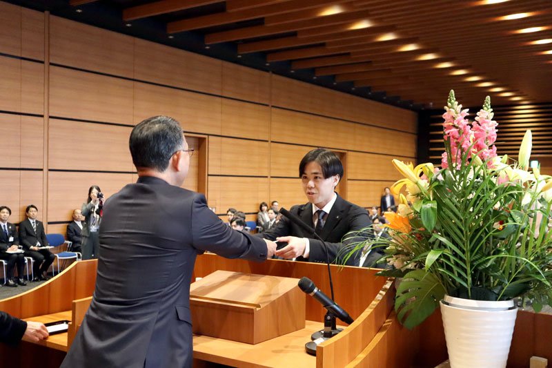 京葉銀行の藤田頭取から辞令交付を受ける新入行員＝１日、千葉市中央区
