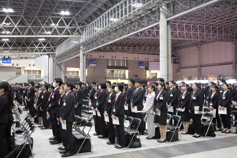 幕張メッセに約２３００人が集まったイオンの入社式＝１日、千葉市美浜区