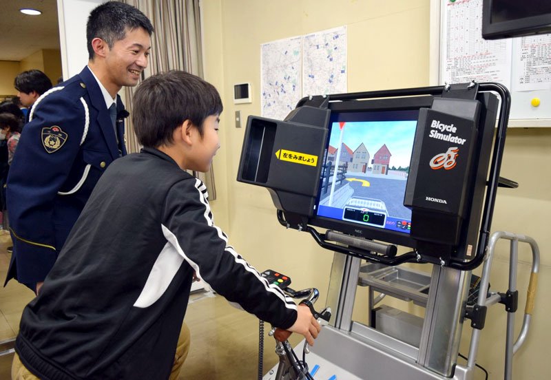 シミュレーターで自転車の安全な乗り方を学ぶ小学生＝１日、船橋市