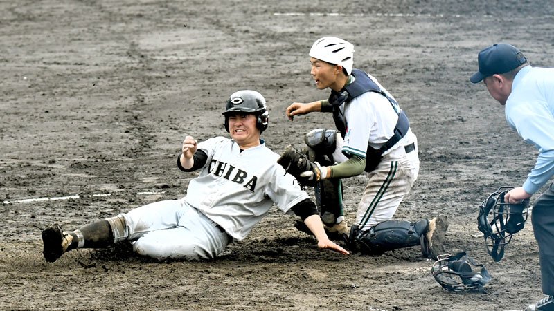 若松―千葉東　タイブレークの１０回表千葉東１死二、三塁、宮垣の内野ゴロで三走亀田が本塁を狙うがタッチアウト。捕手高山＝県総合ＳＣ