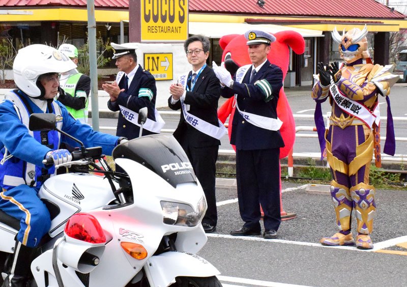 出動式で白バイを見送る鳳神ヤツルギ（右）＝５日、茂原市
