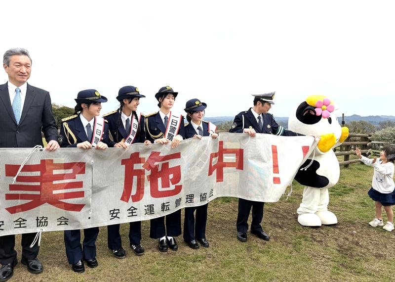 観光客に交通安全を呼びかけるマザー牧場イメージガール（中央４人）＝富津市