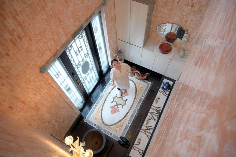 この建物で自立援助ホームの開設を目指す大田垣さん。玄関は開放感がある吹き抜けになっている＝３月２５日、千葉市

