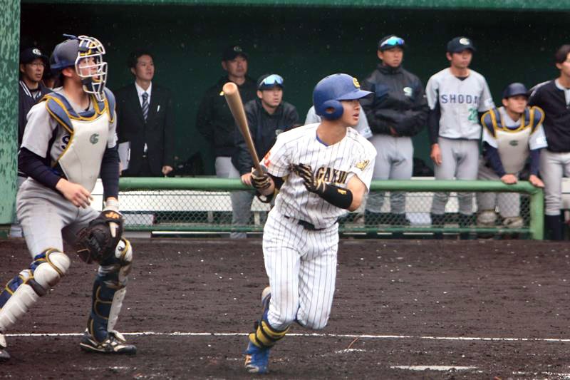 中院大―千商大　４回裏中院大１死二、三塁、佐々木が適時二塁打を放つ。捕手安藤＝ＪＦＥ犬成