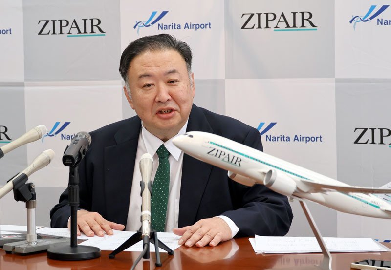記者会見で新規就航や増機などの事業計画を説明するジップエアの深田社長＝８日、成田市