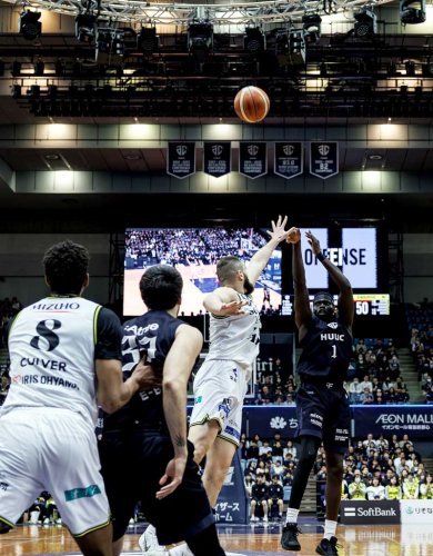 Ａ千葉－仙台　第２クオーター、シュートを放つＡ千葉・シャヨク＝千葉ポートアリーナ