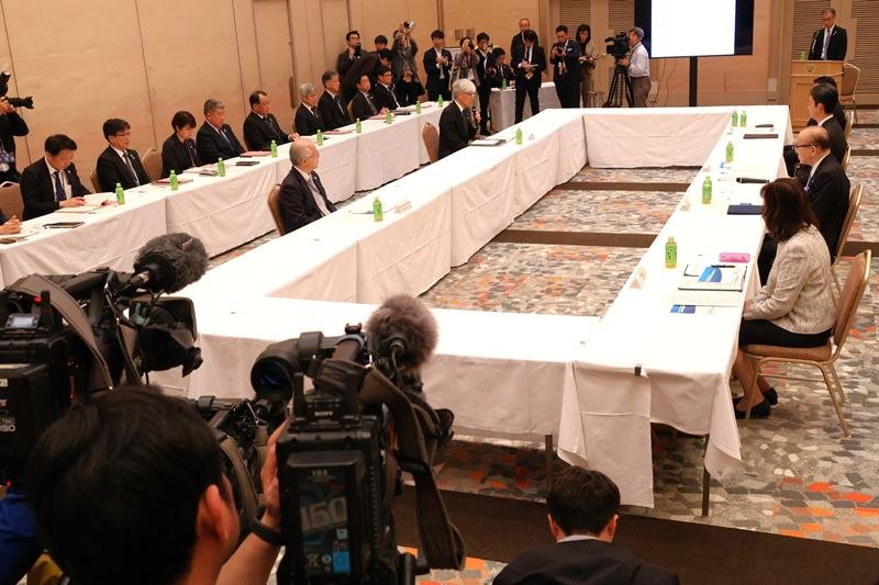 成田空港の機能強化計画の延期を巡る状況について、地元自治体と県にＮＡＡの藤井社長が説明した滑走路新増設推進協議会の会議＝１０日、成田市