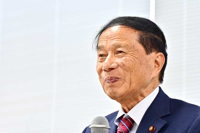記者会見に臨む野本信正市議＝千葉市役所
