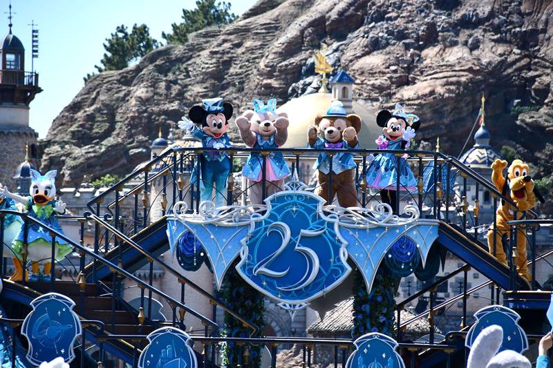 ジュビリーブルーが基調の衣装に身を包み、船上で２５周年を祝うミッキーマウスやダッフィーたち。ＴＤＳを「祝祭の青」が染め上げる＝浦安市の東京ディズニーシー