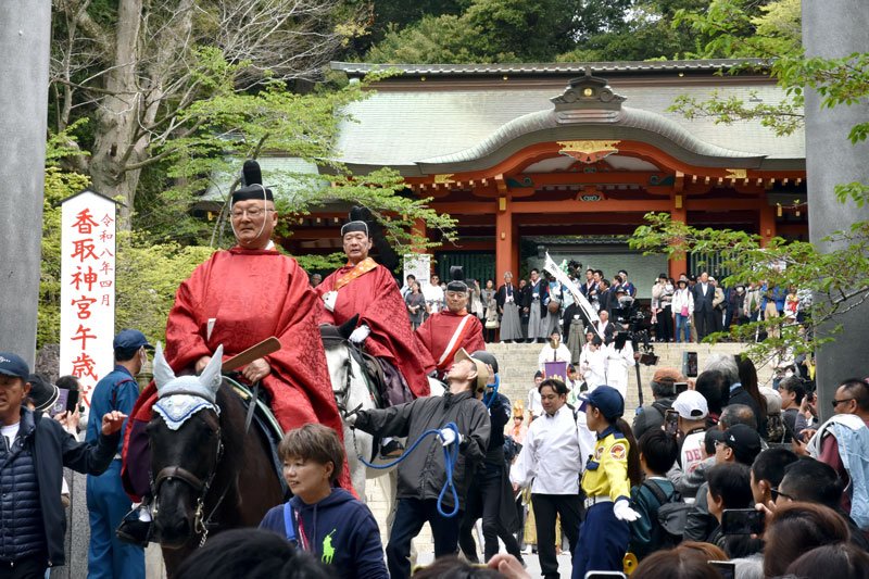 １２年ぶりに行われた香取神宮の「式年神幸祭」で参道を進む関係者ら＝１５日