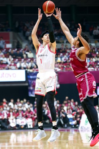 川崎－千葉Ｊ　第１クオーター、３点シュートを狙う千葉Ｊ・渡辺＝東急ドレッセとどろきアリーナ