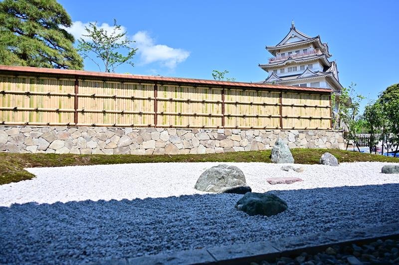北斗七星をあしらった石組と北極星に見立てた松＝千葉市中央区
