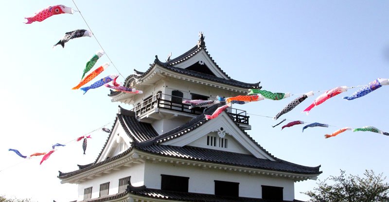 色とりどりこいのぼり　晴天の下スイスイ　館山城に１６０匹