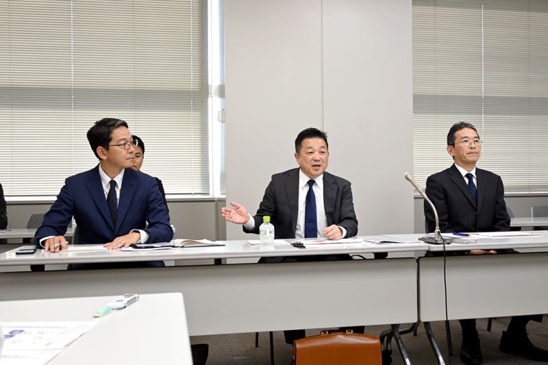 記者会見で試掘の内容を説明する首都圏ＣＣＳの屋社長（中央）ら＝１６日、千葉県庁