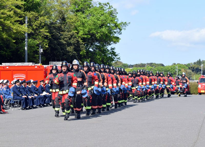 訓練の成果を披露する新人消防士たち＝船橋市
