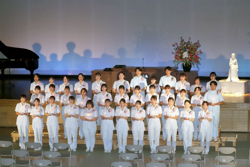 戴灯生３６人は、声を合わせて誓いの言葉を唱えた＝１７日、千葉市美浜区の県立幕張総合高校