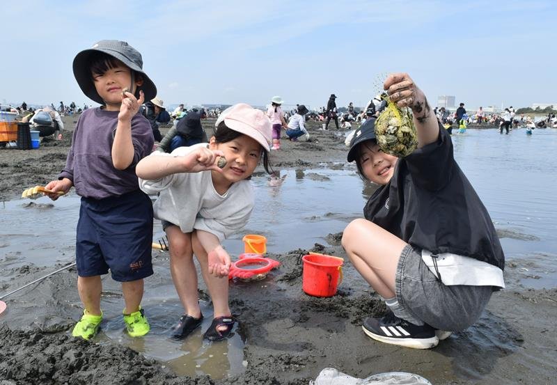 アサリが採れて喜ぶ子どもたち＝１８日、船橋市の「ふなばし三番瀬海浜公園」
