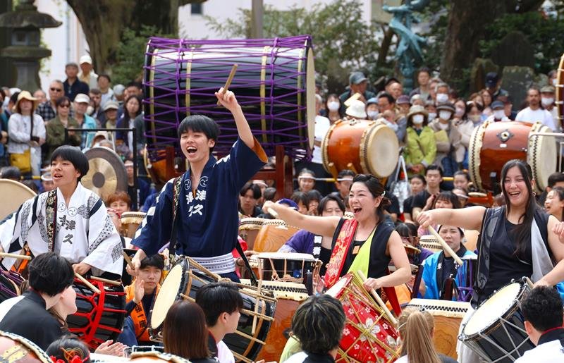 ごう音響かせ平和祈る　成田太鼓祭　５８０人打ち鳴らす　きょう１９日まで、参道パレードも