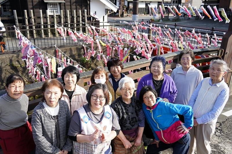 二十八市開催を控える「葵の会」の女性ら。この時期恒例のこいのぼりを飾り付けした＝大多喜町
