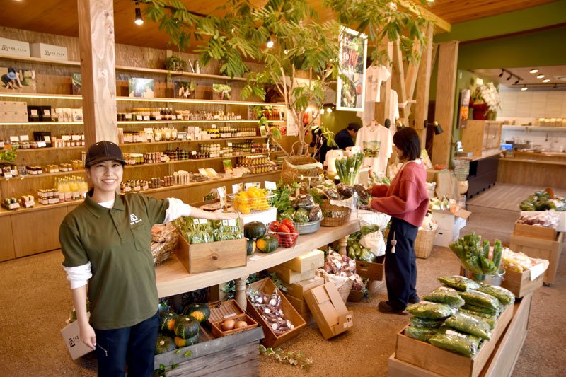 農園リゾート「ＴＨＥ　ＦＡＲＭ」にオープンした新鮮野菜や全国の逸品を取りそろえる「ＴＨＥ　ＦＡＲＭ　ＢＡＳＥ」＝香取市