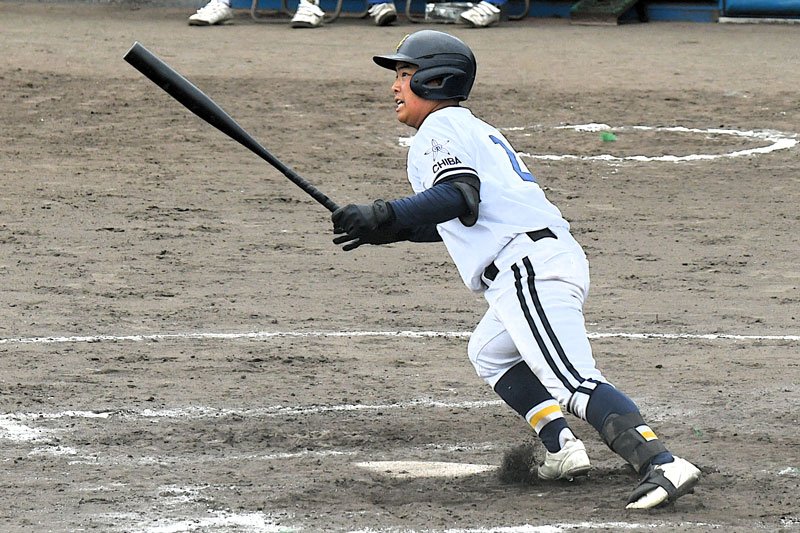 県千葉－東京学館　３回表東京学館２死二、三塁、宮川が左中間に２点二塁打を放つ＝長生の森