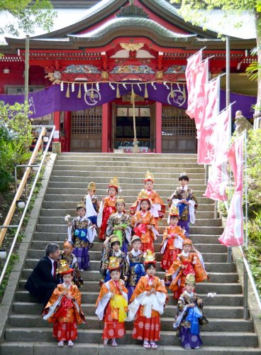華やか衣装で練り歩き　稚児行列「健やかに」願い込め　市原・高瀧神社