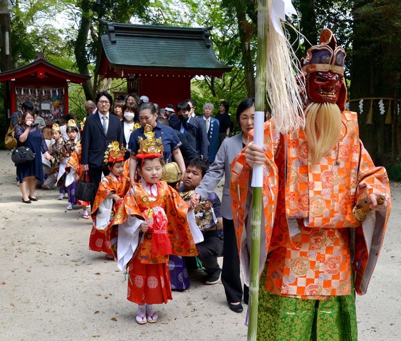 猿田彦の先導で社殿を練り歩く子どもたち＝１９日、市原市の高瀧神社
