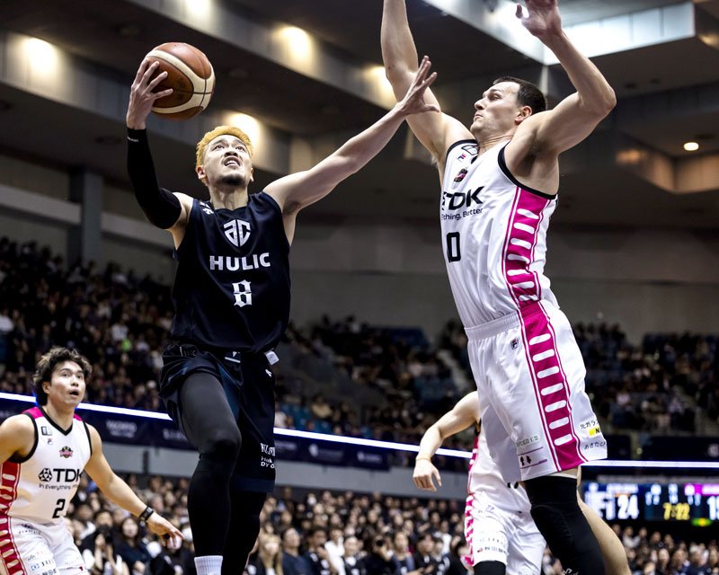 Ａ千葉―秋田　第２クオーター、シュートを狙うＡ千葉・長谷川＝千葉ポートアリーナ