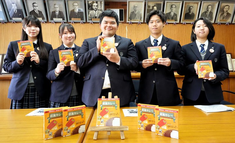 「匝高カレー」を手がけた匝瑳高の生徒たち＝匝瑳市の同校