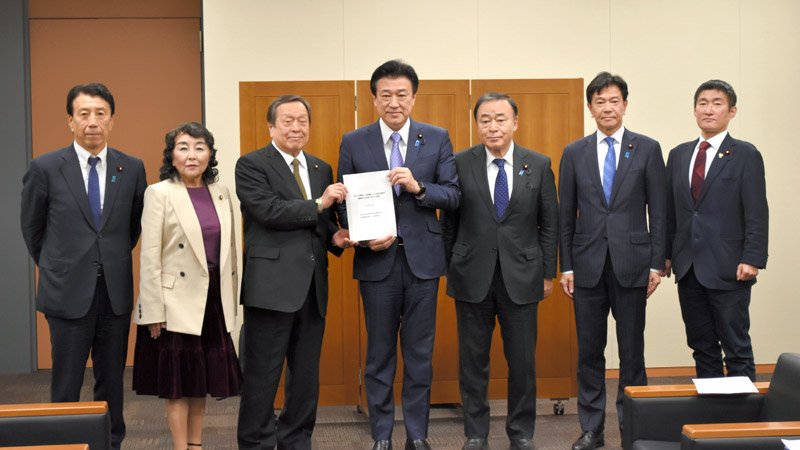 成田空港の戦略的な活用に向けた提言を木原官房長官（中央）に手渡す議連の浜田会長（中央左）ら＝２３日、国会内