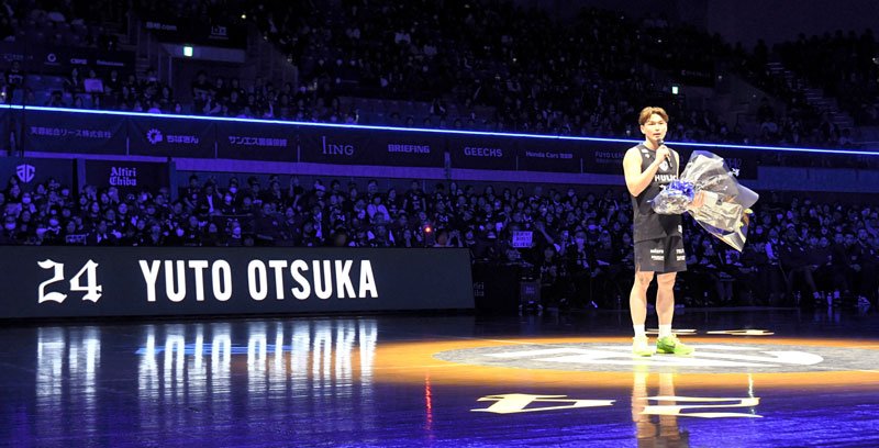 引退セレモニーであいさつするＡ千葉・大塚＝２２日夜、千葉ポートアリーナ