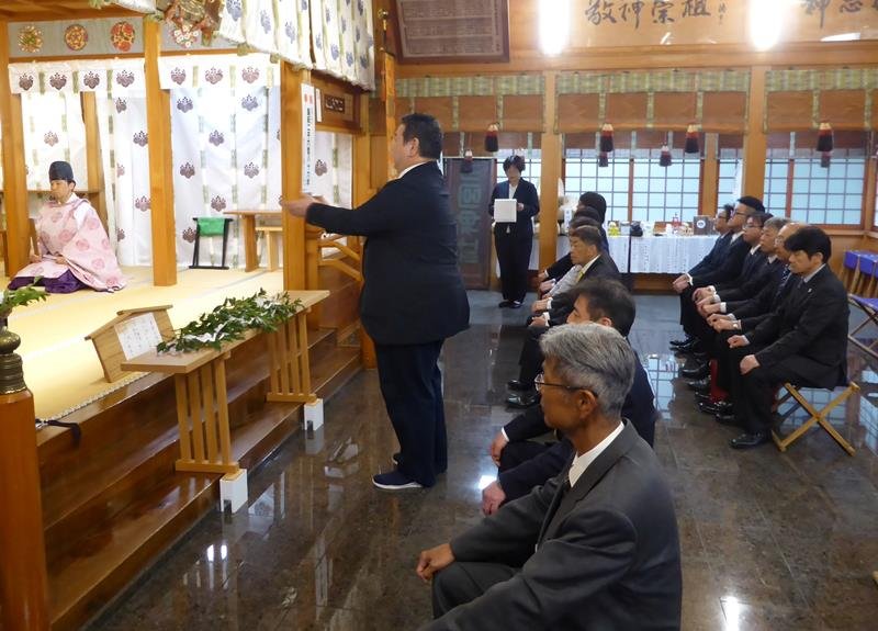 神事で玉串をささげ安全操業を祈願する臨海部企業の総務担当者＝２３日、市原市の大宮神社
