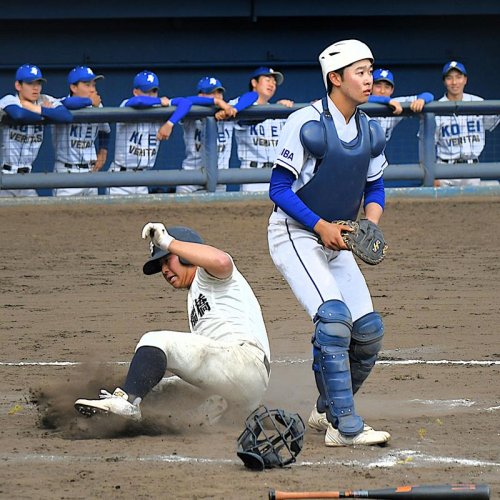 市船橋―光英ＶＥＲＩＴＡＳ　タイブレークの１０回裏市船橋２死満塁、加藤晨の二塁への当たりで二走堀江も生還しサヨナラ勝ち。捕手古田＝千葉県総合ＳＣ

