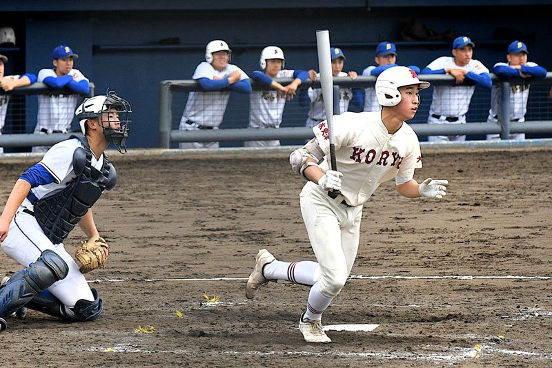 拓大紅陵－志学館　４回裏拓大紅陵２死二、三塁、鈴木が右翼線に勝ち越しの２点二塁打を放つ。捕手村松＝千葉県総合ＳＣ