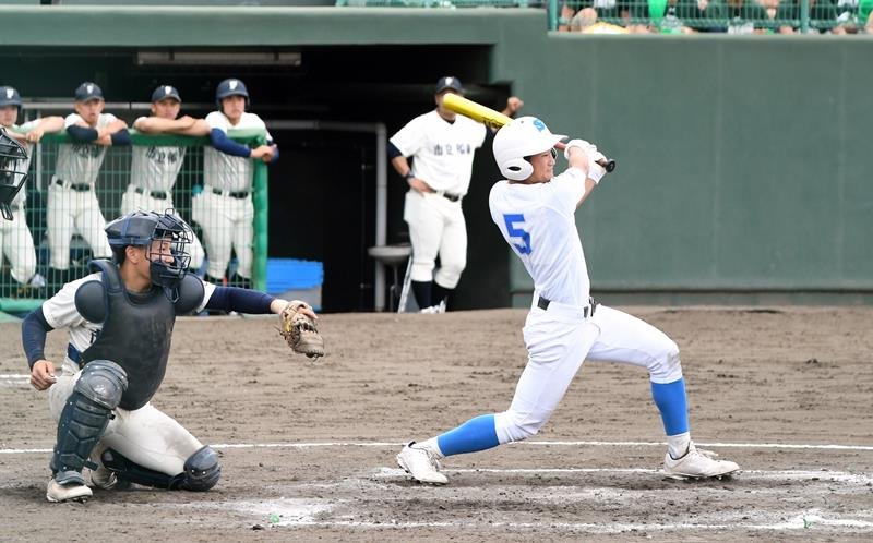八千代松陰―市船橋　３回裏八千代松陰１死一、二塁、適時打を放つ田中＝ぴーちゃん
