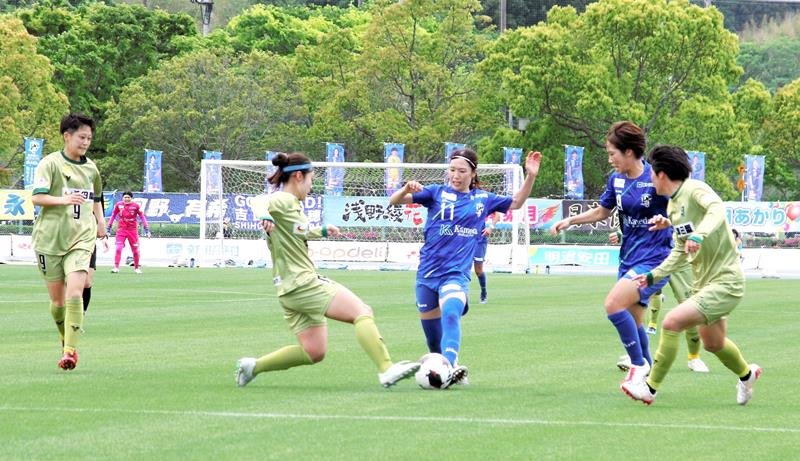ピッチでボールを奪い合うオルカとボンズの選手たち＝２６日、鴨川市
