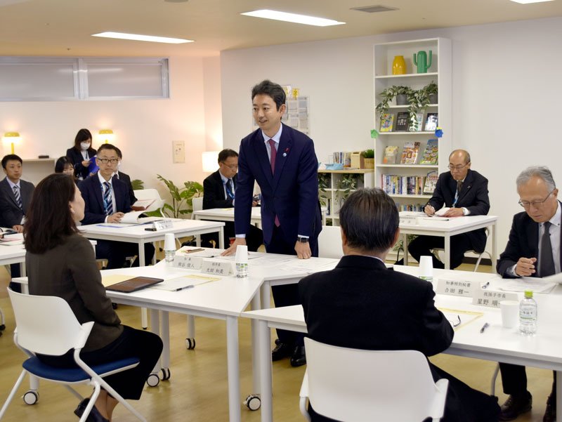 千葉県内視察の一環で開かれた意見交換会で太田柏市長（手前左）と星野我孫子市長（同右）にあいさつする熊谷知事＝２７日、柏市