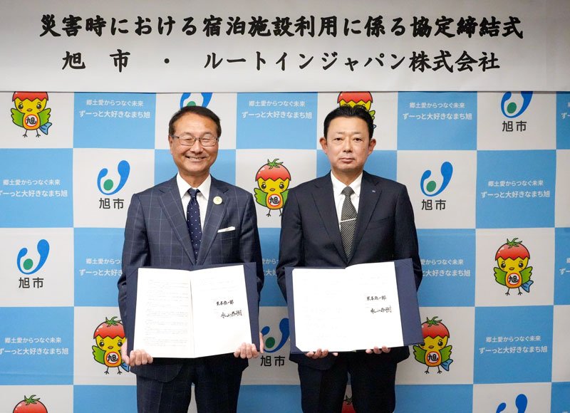 災害時協定を締結した米本市長（左）と永山社長＝旭市役所
