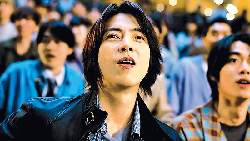 山下さんが出演しているＣＭの一場面（船橋競馬提供）