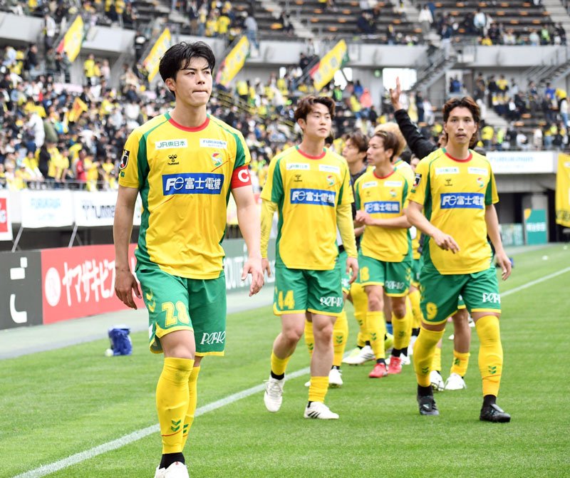 千葉―横浜Ｍ　敗戦後、悔しさの残る表情で客席へあいさつに回る千葉・河野（左）ら＝フクアリ